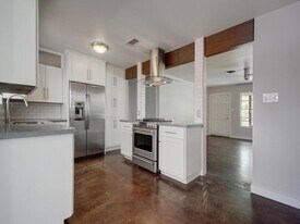 1110 Fieldcrest Dr in Austin, TX - Building Photo
