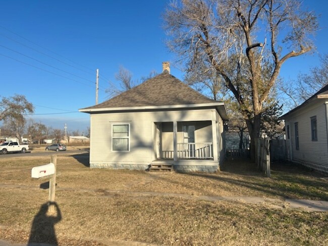 130 N Maple St in Hutchinson, KS - Building Photo - Building Photo