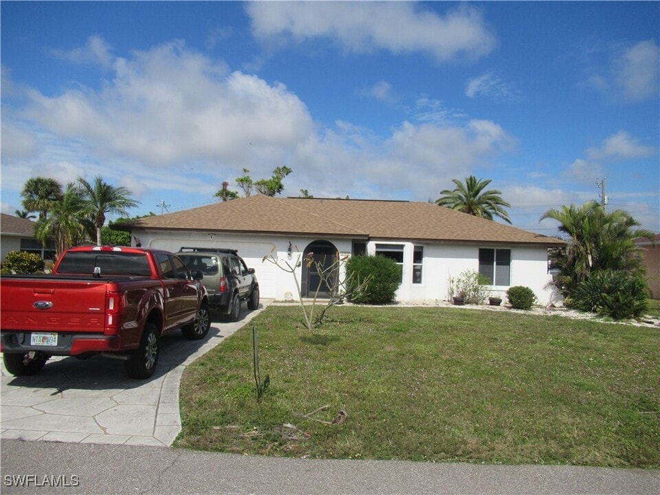 211 SE 46th St in Cape Coral, FL - Building Photo