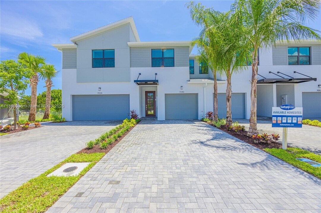 7040 Channing Ave in Greenacres, FL - Building Photo