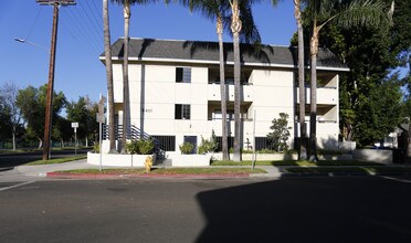 Carpenter Village in North Hollywood, CA - Foto de edificio - Building Photo