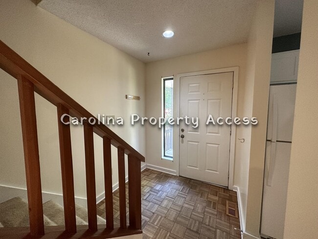 213 Cedarwood Ln in Carrboro, NC - Building Photo - Building Photo