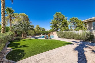 6690 N Torrey Pines Dr in Las Vegas, NV - Building Photo - Building Photo