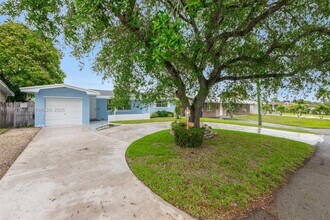 7811 NW 10th St in Pembroke Pines, FL - Building Photo - Building Photo