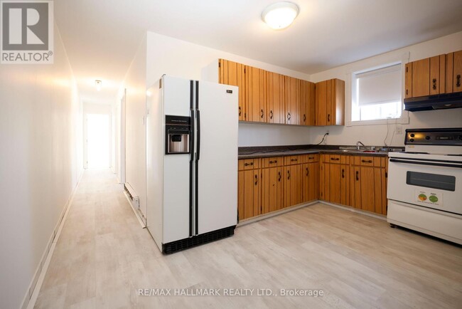 37-37 Holland St W
