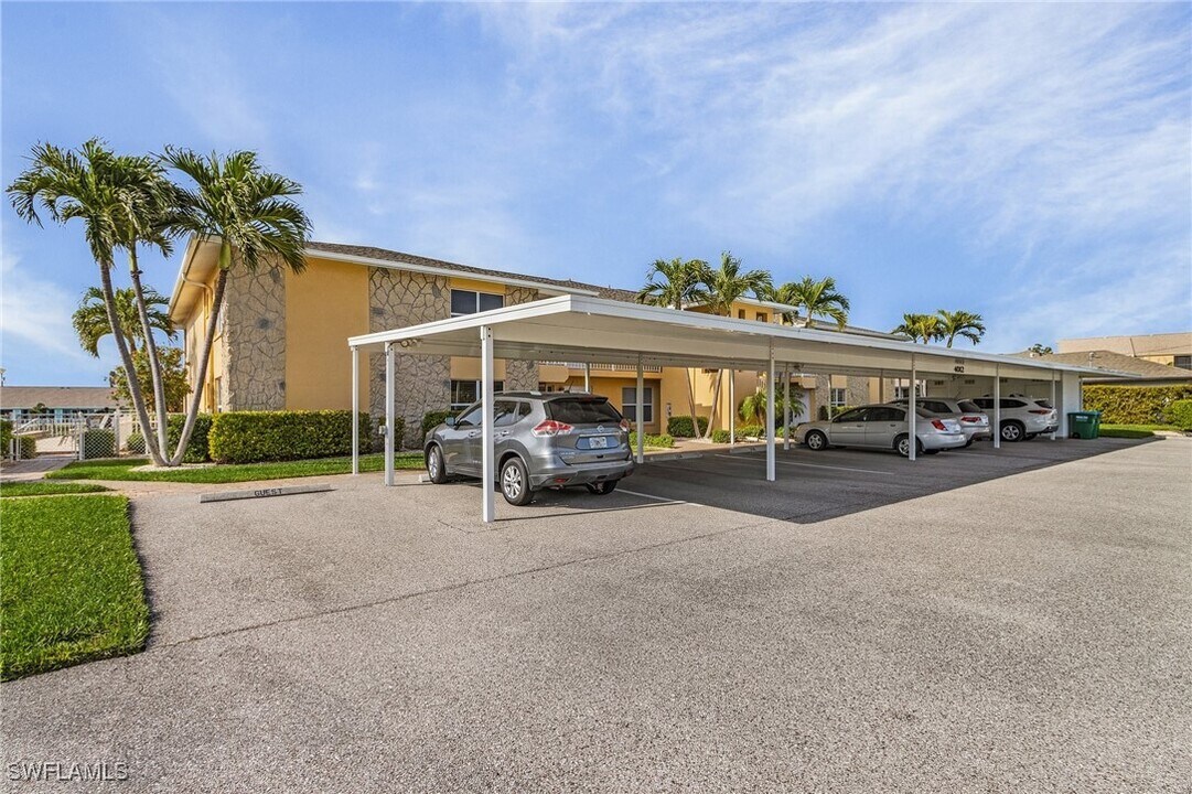 4012 SE 12th Ave in Cape Coral, FL - Building Photo