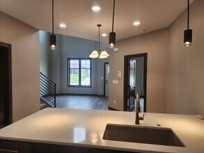 8617 W Shoreline Pl in Sioux Falls, SD - Building Photo - Building Photo
