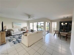 565 Beachwalk Cir in Naples, FL - Foto de edificio - Building Photo