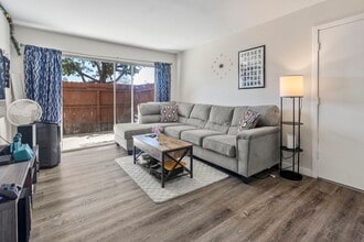 475 N Midway Dr in Escondido, CA - Building Photo - Building Photo