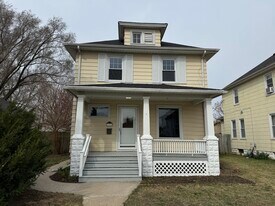 1915 11th St in Moline, IL - Building Photo