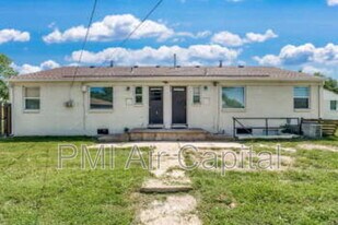 6429 E Cottonwood Ln in Wichita, KS - Building Photo