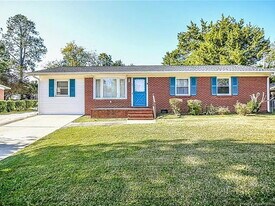 854 Stoneykirk Dr in Fayetteville, NC - Building Photo