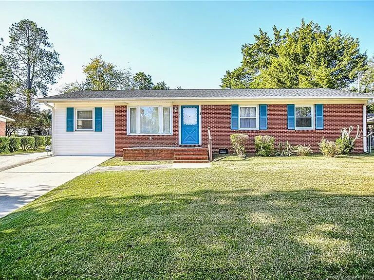 854 Stoneykirk Dr in Fayetteville, NC - Building Photo