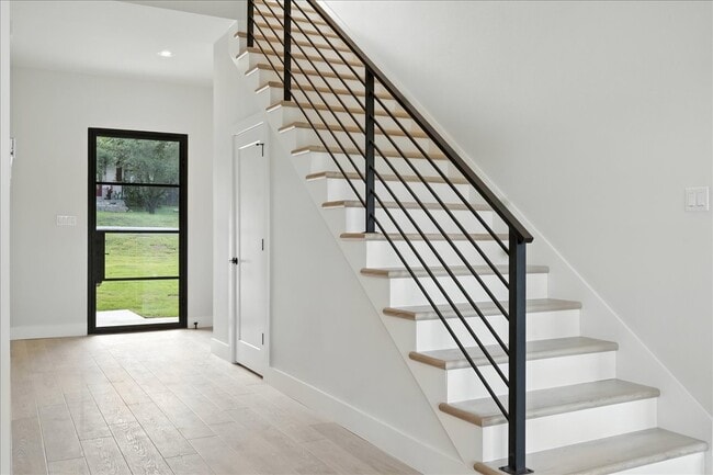 512 Cowal Dr S in Briarcliff, TX - Building Photo - Building Photo