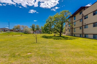 South Park Apartments in Medicine Hat, AB - Foto de edificio - Building Photo