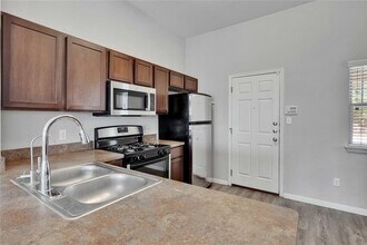 907 Yabers Ct in Austin, TX - Foto de edificio - Building Photo