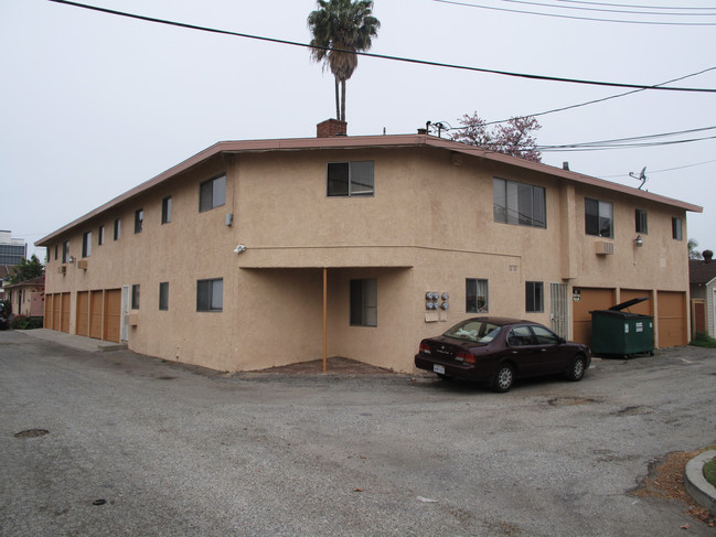 8145-8147 1/2 E. 4th St. in Downey, CA - Foto de edificio - Building Photo