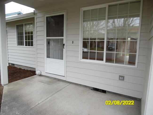 990 SW Oriole St in McMinnville, OR - Building Photo - Building Photo