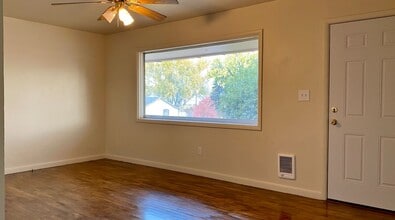 602 W 12th St in The Dalles, OR - Building Photo - Building Photo