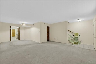 19 S 5th St in McAllen, TX - Foto de edificio - Building Photo