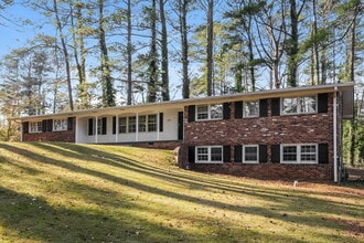 2782 Scenic Terrace in East Point, GA - Building Photo - Building Photo