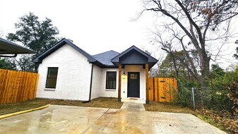 1700 Kendolph Dr in Denton, TX - Building Photo