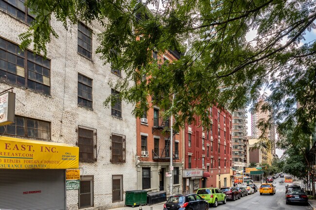 245 E 94th St in New York, NY - Building Photo - Building Photo