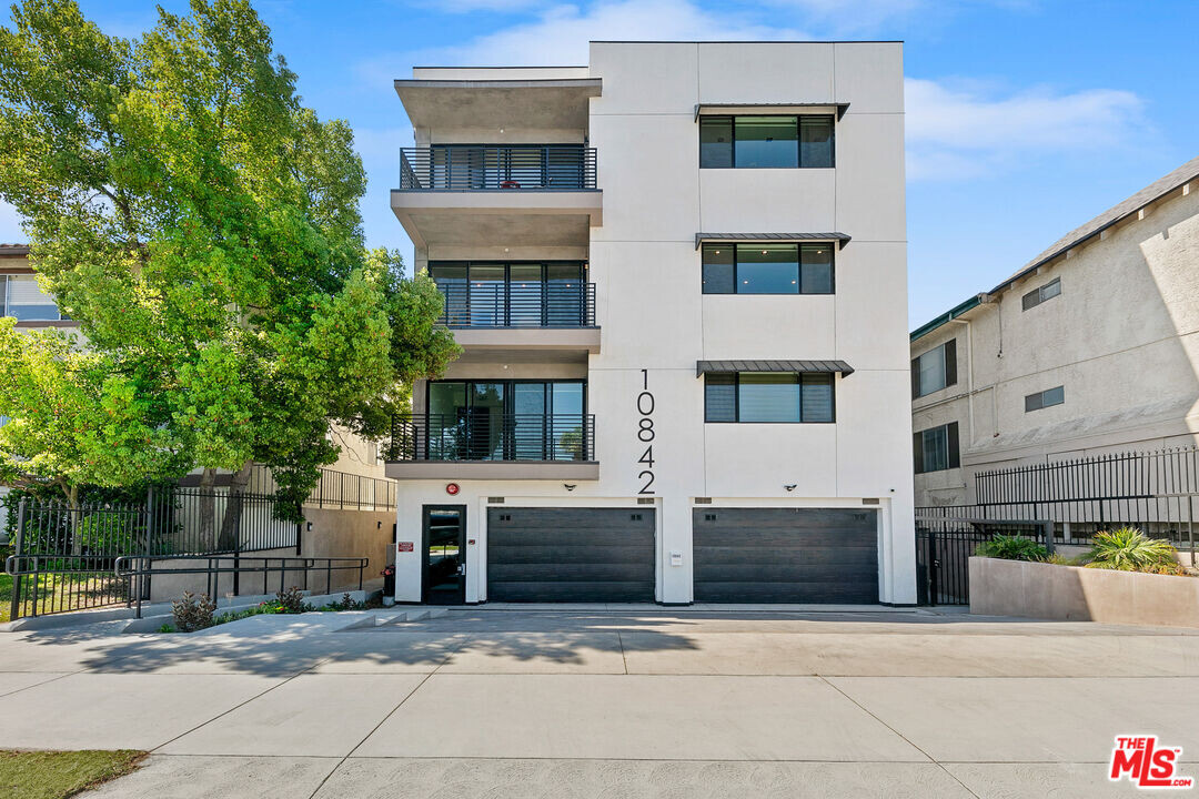 10842 Victory Blvd in Los Angeles, CA - Building Photo