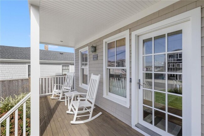 44 Tuckerman Ave in Middletown, RI - Building Photo - Building Photo