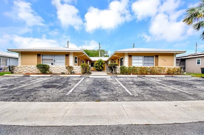 4751 NE 21st Terrace in Lighthouse Point, FL - Building Photo - Building Photo