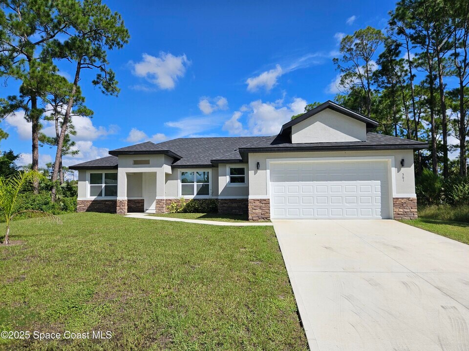 561 Harrisburg St SW in Palm Bay, FL - Building Photo