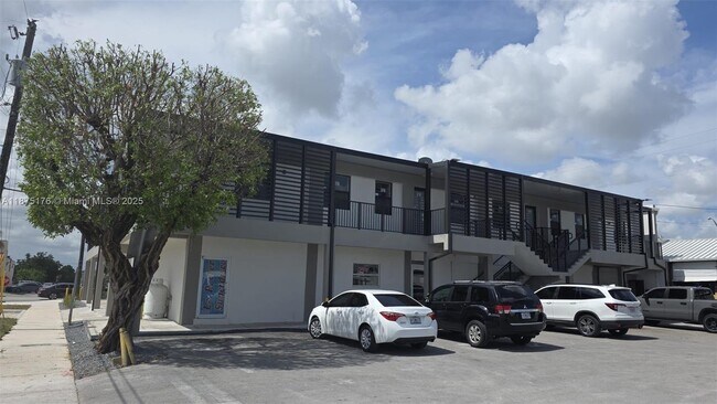 4124 E 8th Ct-Unit -2 in Hialeah, FL - Building Photo - Building Photo