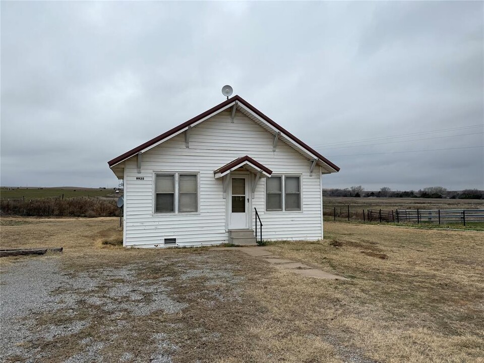 9925 N 2410 Rd in Weatherford, OK - Building Photo