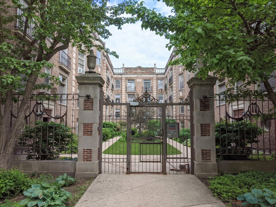 911 Elmwood Ave in Evanston, IL - Building Photo