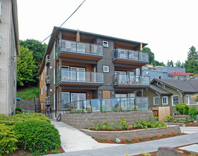 2112 Alki Ave SW in Seattle, WA - Building Photo - Building Photo