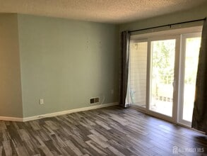 336 Wimbeldon Ct in North Brunswick, NJ - Building Photo - Building Photo
