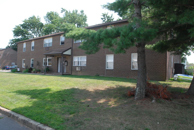 Cherry Court in Jamesburg, NJ - Foto de edificio - Building Photo