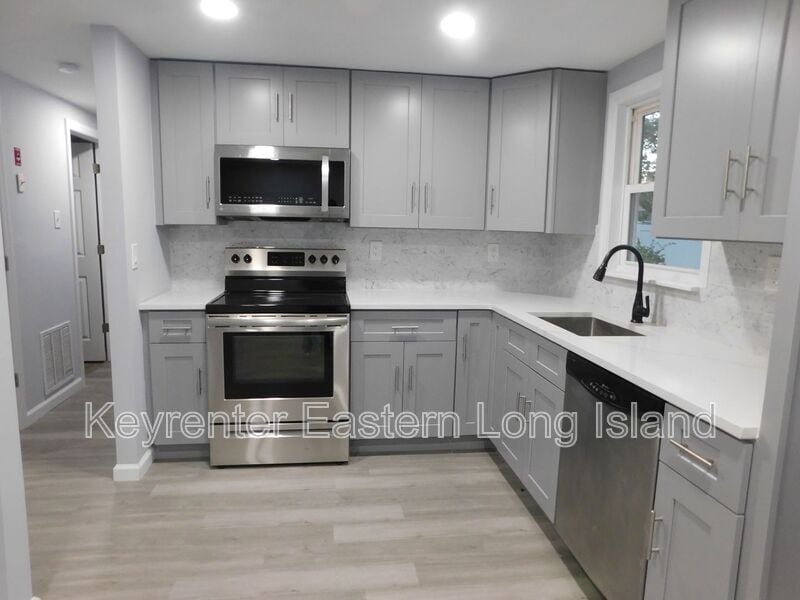 36 Matsunaye Dr in Medford, NY - Building Photo