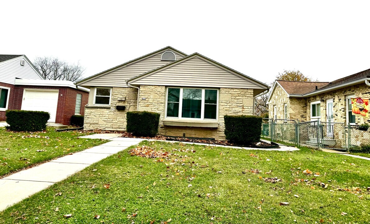 816 S 115th St in West Allis, WI - Building Photo