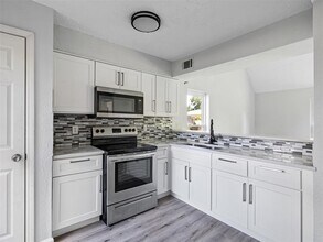 10146 Valley Club Dr in Houston, TX - Building Photo - Building Photo