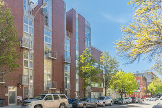 160 Scholes St in Brooklyn, NY - Building Photo - Building Photo