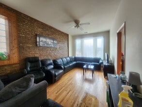 2048 N Western Ave, Unit 2F in Chicago, IL - Building Photo - Building Photo