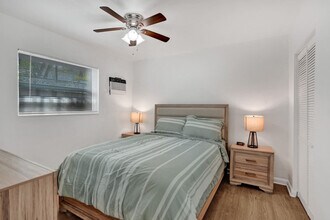 717 13th Ave in Davie, FL - Building Photo - Building Photo