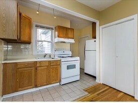 130 Fremont Ave, Unit 2L in Everett, MA - Building Photo