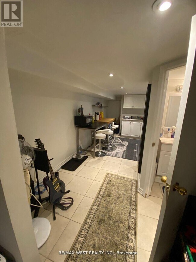 1206 Ossington Ave in Toronto, ON - Building Photo - Building Photo