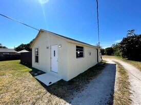 3901 Lakewood Rd in Lake Worth Beach, FL - Building Photo