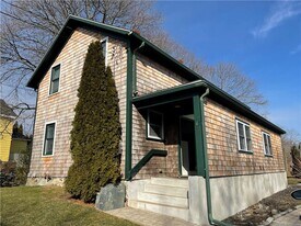102 3rd Beach Rd in Middletown, RI - Building Photo