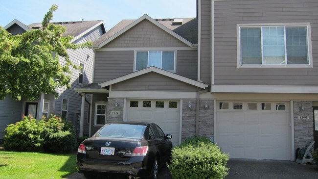 Liberty Oaks Townhomes in Tualatin, OR - Foto de edificio - Building Photo