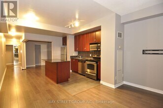225-225 Webb Dr in Mississauga, ON - Building Photo - Building Photo