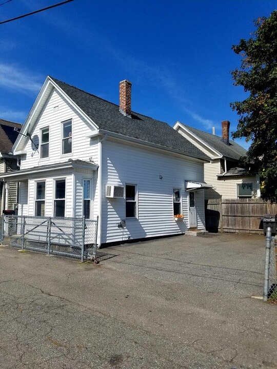 1 E Burnside Ave in Lowell, MA - Foto de edificio